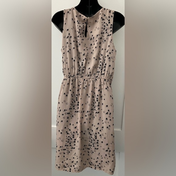 Spicysugar Women’s small fluttery dress with dove bird motif - Picture 3 of 14